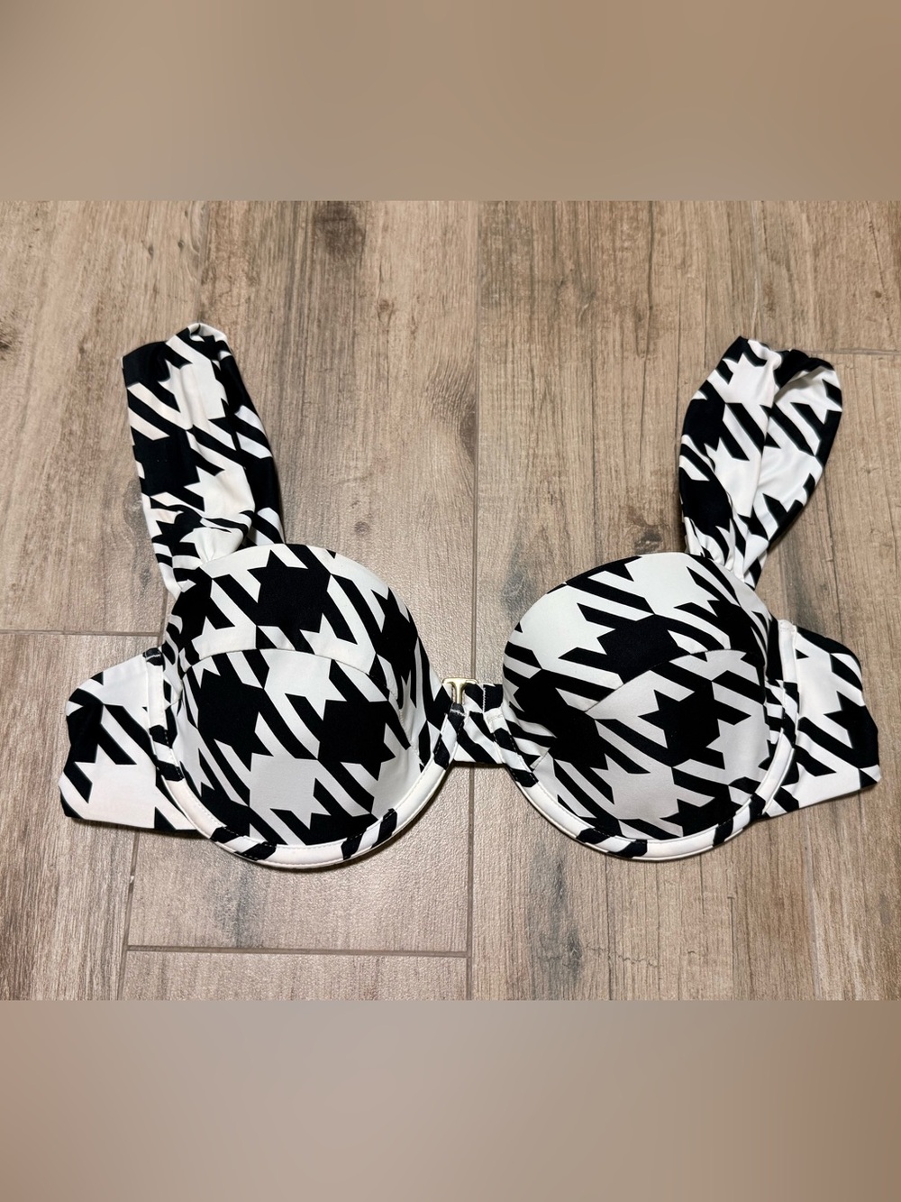 WeWoreWhat Black and White Houndstooth Sz Large Twist-Front Bikini Top